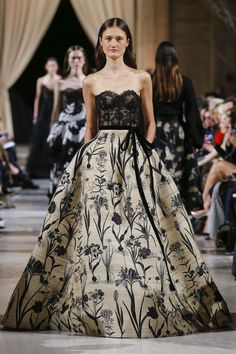 New York's New Enchanted Forest Shows Oscar de la Renta Hasn't Lost Its Magic Touch: A Daring Trip Into the Woods | PaperCity Magazine Moda Vintage, Fashion 2018, Fashion Show Collection, Fall 2018, Beautiful Gowns, Dream Dress, New York Fashion Week