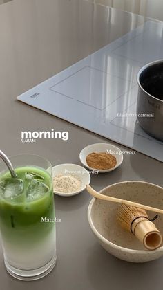 the ingredients to make a green smoothie are shown