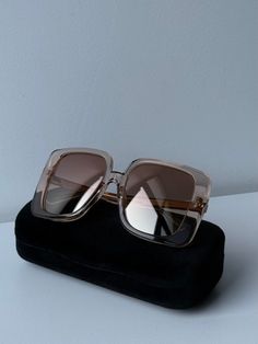 Dale un toque de lujo a tu look con las gafas de sol cuadradas extragrandes Gucci GG1314S. Elaboradas con lentes espejados color champán, estas gafas de sol ofrecen un llamativo marco de color rosa champán con detalles dorados, lo que las convierte en un accesorio ideal para una fashionista. El diseño liviano garantiza la máxima comodidad y estilo, perfecto para un día soleado. 




 Gafas de sol Gucci GG1314S 005.

 Forma cuadrada de gran tamaño.
 Protección 100% UVA y UVB.
 Tamaño de ojos de 55 mm. Tamaño del puente de 19 mm. Tamaño de patillas de 140 mm.
 Hecho en Italia.
 Viene con un estuche rígido de terciopelo en tonos joya de Gucci, una bolsa de satén, un paño de limpieza y tarjetas.
 100% auténtico y sin uso. Gucci Gold Sunglasses For Summer, Formal Summer Sunglasses With Tinted Lenses, Summer Formal Sunglasses With Tinted Lenses, Chic Beige Cat Eye Sunglasses, Chic Gold Gucci Sunglasses, Gucci Gold Sunglasses With Gradient Lenses, Gucci Gold Tinted Sunglasses, Glamorous Formal Sunglasses With Gradient Lenses, Glamorous Gradient Lenses Sunglasses For Formal Occasions