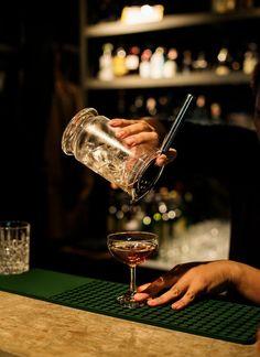 Bartender making drinks | premium image by rawpixel.com Cocktail Room, Cocktail Recipe Book, Tacos Al Pastor, Cocktail Photos, Cocktail Photography, Nick And Nora, Restaurant Photography, Champagne Bar, Whiskey Bar