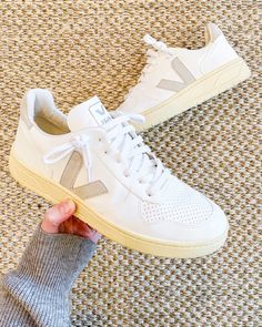 My Honest Veja Sneaker Review and Guide | Natalie Yerger All White Picnic, Sneaker Outfit Ideas, Leather Sneakers Outfit, Leather Top Outfit, 30’s Fashion, Plain White Sneakers, White Picnic, Sneakers Guide, All White Sneakers