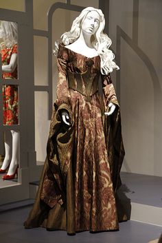 Game of Thrones.Cersei Lanister | Flickr - Photo Sharing! Game Of Thrones Dresses, Game Of Thrones Cersei, Game Of Thrones Dress, Game Of Thrones Outfits, Tudor England, Game Of Thrones Episodes, Medieval Gown