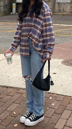 Bookstore Style Outfits, Fall Outfits Aesthetic Flannel, Cute Lumberjack Outfit For Women, Fall Oversized Flannel Outfits, Oversized Flannel Aesthetic, Flannel Outfits Tucked In, Carhartt Flannel Outfit, Fall Hipster Outfits Women, Straight Fit Jeans Outfit Women Winter