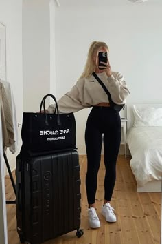 Travel in comfort and style with these airport outfit ideas that you can easily put together when you travel this year. Airport Sweats Outfit, Cold Weather Airport Outfit, Travel Look Outfits Airport Style, Cute Airport Fits, Plane Outfit Winter, Airport Poses, Travel Look Outfits, Comfy Cute Airport Outfit, Fall Airport Outfit