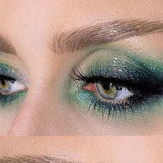 Glitter Green Eye Makeup, Green Mermaid Eye Makeup, Dark Teal Makeup Look, Blue Green Eyeshadow Looks, Green Mermaid Makeup, Blue And Green Eyeshadow Looks, Teal Makeup Looks, Green Blue Makeup, Blue And Green Eyeshadow