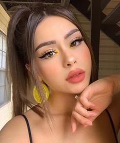 Prom Makeup Eyeshadow, Kylie Jenner Makeup Look, Editorial Make-up, Halloween Make-up Looks, Make Up Gold, Gold Makeup Looks, Blue Makeup Looks, دورة شهرية, Yellow Makeup