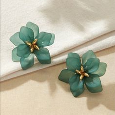 Floral Decor Stud Earrings Chic Green Jewelry For Spring, Chic Green Spring Jewelry, Elegant Flower-shaped Beach Earrings, Green Earrings For Spring, Green Flower-shaped Earrings For Beach, Elegant Green Earrings For Beach, Green Flower-shaped Beach Earrings, Cute Earrings Aesthetic, Flower Jewelry Designs