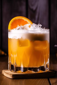 A delicious Orange Sour cocktail, featuring bright citrus flavors from orange and lemon juices. This cocktail is beautifully frothy due to egg white and garnished with an orange wheel, making it an eye-catching drink for any gathering. Orange Old Fashioned Cocktail, Orange Crush Cocktail, Penicillin Cocktail, Cocktails For Beginners, New York Sour, Jungle Bird, Classic Old Fashioned, Spicy Cocktail, Fresh Juices