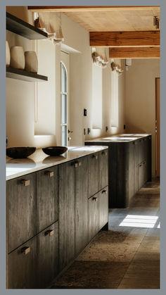 Zwarte kastmeubels in eikenhout tegen witte muur met houten plafond. Kitchen Details, Kitchen Dining