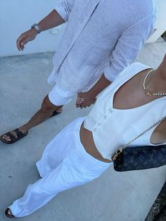 Beach Outfit Couple, Couples Coordinating Outfits, Couples Beach Outfits, Couples Vacation Photos, Vacation Dinner Outfit, Couple Ootd, Night Drink, Cute Beach Pictures, Greece Outfit