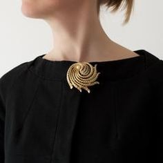 HOW TO WEAR A BROOCH IN DIFFERENT AND MODERN WAYS Gold Bridesmaid Jewelry, Gold Bridesmaids, Rock Jewelry, Gold Diamond Earrings, Jewelry Armoire, Amber Jewelry, Bridal Gold Jewellery