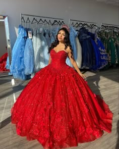 Red Quince Ideas, Red Quince Dress, Red Quince Theme, Quince Dress Ideas, Red Quinceanera Ideas, Red And Gold Quince, Ideas De 15, Quinceanera Stuff