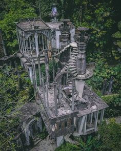 an abandoned building in the middle of some trees