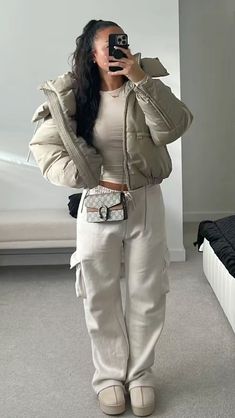 Streetwear Outfit Fall, Fall Street Wear Women, White Beige Outfit, White Puffer Jacket Outfit, Cute Puffer Jacket, Winter Outfits Streetwear, Puffer Outfit, Puffer Jacket Outfit, Look Zara