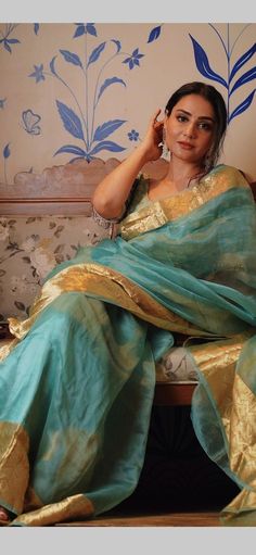 Turquoise Blue Saree, Net Saree Designs, Kajol Saree, Vibrant Clothing, Unique Sarees, Saree Styling, Saree Blouse Styles