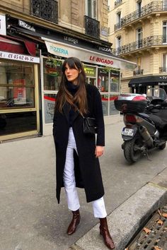 French Winter Fashion: French Girl Style Essentials For Winter - Vogue Australia French Girl Outfits, Leia Sfez, Fall Family Photo Outfits, Fest Outfits, Easy Outfits, Paris Mode