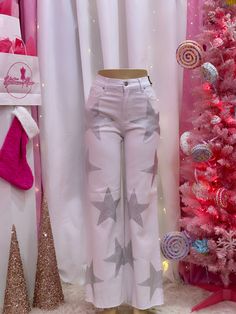 White, High Waisted, Straight Leg Jeans, 32” Inseam Order One Size Up is Recommended, Rehinstone Star Detailing 98%Cotton, 2% Spandex, Model is wearing We are freaking OBSESSED!!! These jeans are literally what EVERYONE NEEDS!! Pair these jeans with either any top with silver rhinestones to make the outfit POP!! It's a must for your wardrobe!! Also Pictured: Pop Star Outfit, Aliyah Core, High Waisted Straight Leg Jeans, Core Outfits, Birthday Fit, Star Pants, Rhinestone Jeans, Star Clothing, Birthday Fits