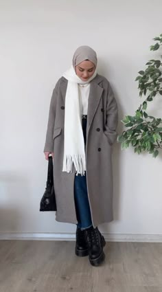 Hijab Classic Style, Winter Style Hijab, Uni Hijabi Outfits, Hijab Winter Style, Gray Coat Outfit, Grey Coat Outfit Winter, Coat Outfit Women, Hijabi Fashion Winter