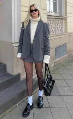 Gray Skirt Outfit Winter, Grey Mini Skirt Outfit, Gray Skirt Outfit, Grey Blazer Outfit, Inspo Looks, Outfit Trabajo, Lady Outfits, Skirt Outfits Fall