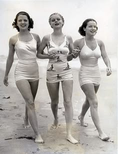 Here are some amazing looks from the 1930's. This is swim at it's best. I love everything about these photos. The suits are spectacular, the hair is beyond and these ladies are gorgeous. Enjoy the glamour. Vintage Bathing Suits, Vintage Swim, Vintage Swimwear, Vintage Swimsuits, Beach Beauty, 1930s Fashion, Photo Vintage