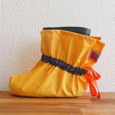 Umweltfreundliche Schuhschöpfe aus gelben Fallschirmstoffen und hochwertigen orangen Schnürsenkeln, grauem Band. Wiederverwendbare Schuhschützer sind sowohl für Erwachsene als auch für Kinder geeignet. Overshoes' Größen sind von 18-38cm(7-15 Zoll) was 27-41 EU Größe bedeutet und kann auf Wunsch beliebig groß genäht werden. Sie tragen die Galoshes leicht wie übergroße Socken. Es ist eine praktische Möglichkeit, diese waschbaren Schuhbezüge über schlammigen Stiefeln zu tragen. Es ist einfacher, Ga Oversized Socks, Dog In Nature, Rain Clothes, Dog Walking Accessories, Rain Accessories, Boot Covers, Car Shoe, Grey Ribbon, Cleaning Items