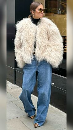 STREET STYLE 2024 FALL Trends 2025, Jeans Destroyed, Everyday Chic, Destroyed Jeans, Winter Fits, Fall Fashion Trends, Outfits Casuales, Daily Outfits, Fall Fashion