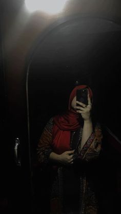 Pic Hide Face, Black Hijabi Girl, Girly Swag, Bridal Art, New Love Quotes, Human Icon, Hide Face, Beautiful Pakistani Dresses, Face Aesthetic