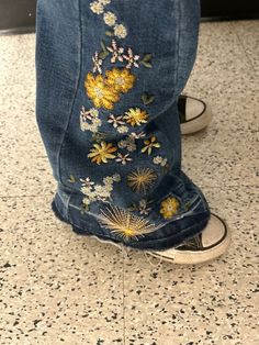 Embroidered Jeans Flowers, Embroider Jeans Ideas, Patches On Jeans, Flower Embroidered Jeans, Estilo Hippy, Pola Sulam, Cute Embroidery, 자수 디자인