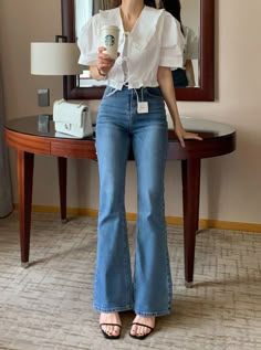 Full Covered Outfits, Outfit Inspo Flared Jeans, How To Style Boot Cut Jeans, High Waisted Jeans Outfit Casual, Bootcut Jeans Outfit Aesthetic, Style Flared Jeans, Flair Jeans Outfit, Flare Jeans Outfit, Simple Casual Outfits