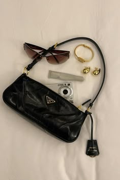 Bag Necessities, Dope Jewelry Accessories, Chic Purses, Camera Aesthetic, Purse Essentials, Random Aesthetic, Bag Obsession