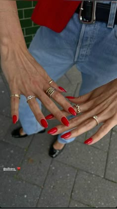 red nails for summer Red Nails With Outfit, Red Nail Outfit Aesthetic, Red Nails Blonde Hair, Chilli Red Nails, Kendall Jenner Red Nails, Nails And Jewelry Aesthetic, Chili Red Nails, Outfits With Red Nails, Red Nail Outfit