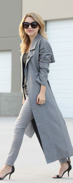 Grey Coats, Trench Coat Outfit, Grey Trench Coat, Wardrobe Styling, Country Style Outfits, New York Street Style, Scarf Outfit, Women Coats, Petite Style