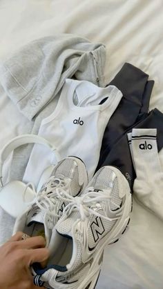 Body Fit Aesthetic, Workout Stuff Aesthetic, Alo Aesthetic Gym, Alo Yoga Outfit Ideas, Alo Pilates Aesthetic, Alo Set Aesthetic, Alo Gym Aesthetic, Cute Workout Aesthetic, Cute Workout Fits Aesthetic