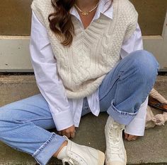 70  Chic Sweater Vest Outfit Ideas for Every Occasion Gen Z Preppy Fashion, Women Comfortable Outfits, Classic Elegant Style Outfits, Layered Spring Outfits, Trendy Casual Outfits For Women, Spring Clothing Styles, Minimalist Lookbook, Ireland Fits, Brunch Looks