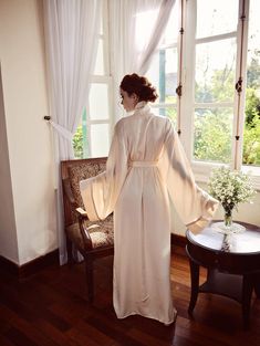 Cream Long Sleeve Robe For Wedding Night, Long Sleeve Cream Robe For Wedding Night, Elegant Long Sleeve Robe For Home, Elegant Cream Long Sleeve Robe, Elegant Cream Robe With Long Sleeves, Elegant Long Fitted Sleepwear, Fitted Long Sleeve Wedding Kimono, Fitted Long Elegant Sleepwear, Long Fitted Kimono For Wedding