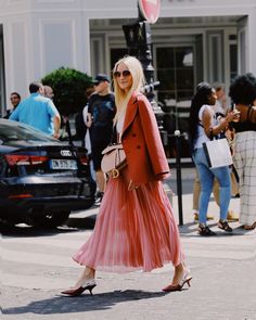 Get the dress for $273 at mytheresa.com - Wheretoget Pink Pleated Dress, Dior Pink, Retro Mode, Looks Street Style, Street Style Chic, Street Style Inspiration, A Beautiful Day, Blazer Fashion, Street Chic