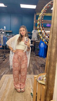 Hippie Summer Outfits, Festival Outfits 2023, Hippie Boho Outfits, Outfits Country Concert, Concert Outfit Country, Outfits 2023 Trends, Country Festival Outfit, Looks Hippie, Shorts Flowy