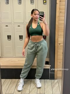 Jogger And Bodysuit Outfit, Oversized T Shirt Gym Outfit, Baggy Gym Outfit, Gym Style Women, Gym Shorts Outfit