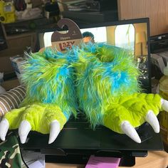 Nwt Kids Green Monster Claw Slippers - Animal Paw House Shoes - Size: S (9-11) Claw Slippers, Bearpaw Slippers, Monster Slippers, Slippers For Kids, Funny Slippers, Paw Slippers, Fun Slippers, Green Fur, Animal Slippers