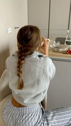 Chill Day Hairstyles, Autumnal Hairstyles, Cute Up Do Hair Styles, Healthy Hair Styles, Smart Hairstyles For Women, Cute Work Hairstyles Easy Updo, Clean Hairstyles Women, Hairstyle Inspo Aesthetic, Gentle Hairstyles