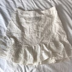 Size Small White Tiered Mini Skirt With Lace Trim, Elegant Cotton Skirt For Vacation, Chic White Mini Skirt With Ruffles, Elegant Mini Hem Skirt For Summer, White Mini Skirt With Lining, Chic Brunch Skirt With Lace Trim, White Ruffled Bottoms With Mini Hem, White Ruffled Mini Hem Bottoms, Feminine White Skirt For Summer