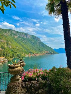 It’s a view of a beautiful deep bright blue lake. The water is shining and it feels like looking into a bleu diamond. In the back you can see the beginning of a mountain that is covered in green Italian trees, it feels like the mountain can reach the sky, that’s how high it looks from our perspective. At the bottom of the mountain there are typical Italian mansions. They have such a beautiful range of colors, pastel yellow and pink. The photographer is on a balcony with art-nouveau balustrade ❤️ Italy View, Summer In Italy, Italy Country Side Aesthetic, Italy Lake Aesthetic, Italy Mountains Aesthetic, Somewhere In Northern Italy 1983, Italy Ocean View, Italy Vibes, Italy Landscape