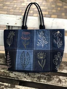 a handbag is sitting on a wooden bench