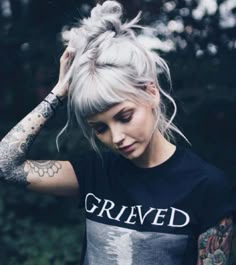 Silver Hair With Bangs, Bangs Grunge, Messy Curls, Hair With Bangs, Hair Color Dark, Hair Envy, Grunge Hair, Great Hair