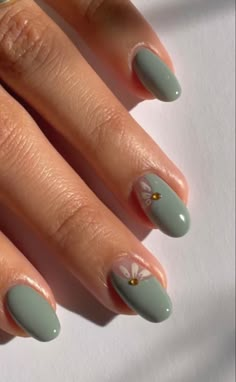 Square Nail Flower Designs, Oval Gel Nails Ideas, Simple Accent Nail Designs, Structured Manicure Ideas, Nature Inspired Nails, Shellac Nail Designs, Olive Nails, Boho Nails, Subtle Nails