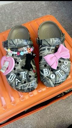 Camo Crocs, Pink Charms, Shoes Game, Pretty Sneakers, Crocs Fashion, Trendy Shoes Sneakers, Pretty Shoes Sneakers, Kicks Shoes