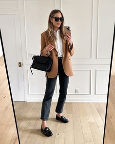 Womens Business Casual Jeans Outfit, Camel Blazer Outfits Women, Camel Blazer Outfit, Blazer Outfits Women, Brown Blazer Outfit, Oversized Blazer Outfit, Camel Outfit, Celine Belt