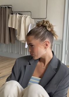 Hailey Beiber Slick Bun, Timeless Hairstyles Wedding, Straight Slicked Back Hair, 90s Prom Bun, Nye Hairstyles Short Hair, 90s Hair Updo, Slicked Back Updo, Sleek Dutt, Slick Back Updo