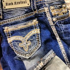 In love!!! <3 Buckle Jeans, Country Girls Outfits, Dressed To The Nines, Rock Revival Jeans, Hot Jeans, Cute Jeans, Rock Revival, Miss Me Jeans