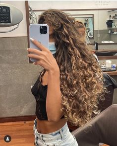 Long Curly Balayage Hair, Highlights Curly, Dyed Curly Hair, Highlights Curly Hair, Curly Hair Photos, Blonde Curly Hair, Colored Curly Hair, Beautiful Curly Hair, Hairdos For Curly Hair